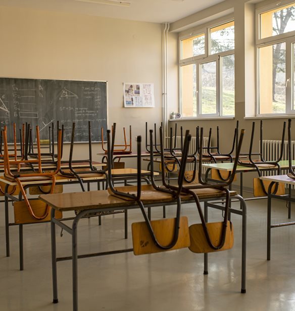 Γονείς έφτιαξαν μόνοι τους τα κουφώματα του σχολείου και ο εργολάβος τα... ξήλωσε
