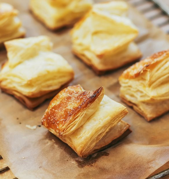 Συνταγή 90s: Τα "σχολικά" τυροπιτάκια που εξαφανίζονται σε 10 λεπτά