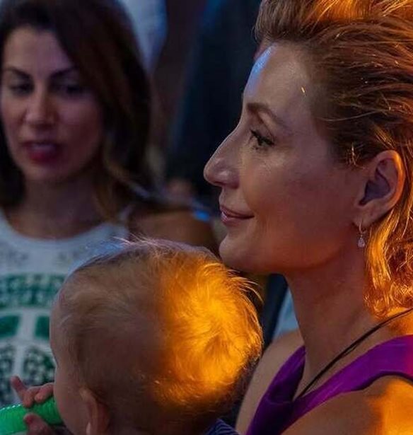 Ο γιος της Γιούλικας Σκαφιδά σε παιχνίδια με τη νονά του, Ευδοκία Ρουμελιώτη, λίγο πριν το γύρισμα