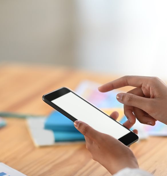 "Ξέρεις πόσοι ανώμαλοι κυκλοφορούν;": Η απάντηση που έδωσαν αστυνομικοί σε μητέρα που πήγε να καταγγείλει παιδόφιλο