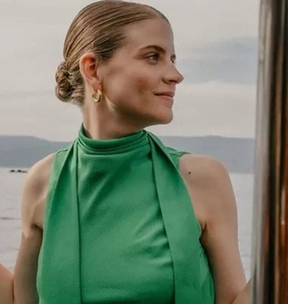 Έλλη Παπαγεωργίου: Η κόρη της Δανάης Μιχαλάκη ντυμένη χριστουγεννιάτικα στην αγκαλιά του Γιάννη Κουκουράκη