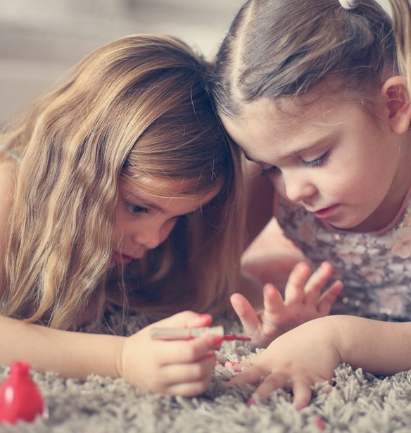 Λεκές από βερνίκι νυχιών στο πάτωμα; Το κόλπο για να φύγει αμέσως