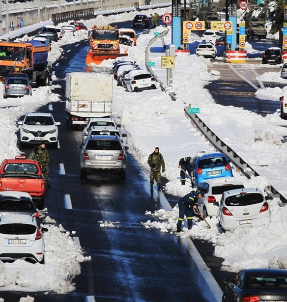 "Νόμιζα θα πεθάνω" - Συγκλονίζει η γυναίκα που γέννησε πρόωρα όταν εγκλωβίστηκε στην Αττική Οδό