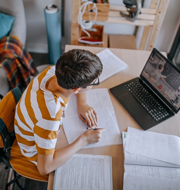 Βασίλης Καΐκας: Ο εκπαιδευτικός που έκανε το "σκρολάρισμα" των μαθητών ευκαιρία για μάθηση