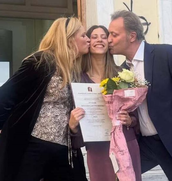Η Μαριάννα Οικονόμου αποφοίτησε με άριστα από το Πανεπιστήμιο - Περήφανος πατέρας ο δημοσιογράφος