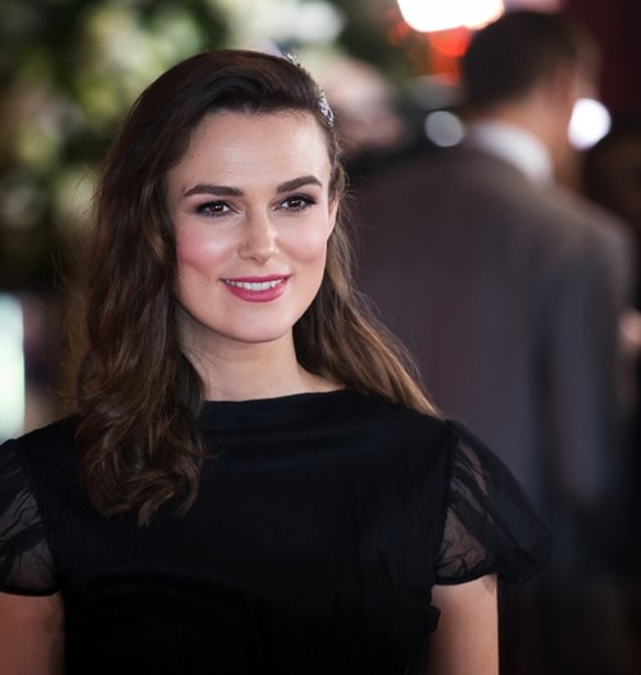 H Κίρα Νάιτλι εξηγεί πώς η έλλειψη ύπνου μετά τη γέννα την οδήγησε σε επιλόχειο κατάθλιψη