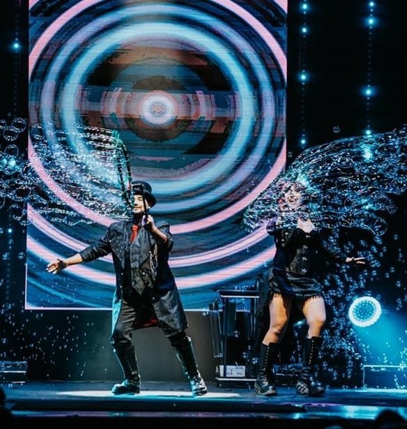 Οι σαπουνόφουσκες που αψηφούν τη λογική: Το Bubbles Revolution έρχεται στην Αθήνα