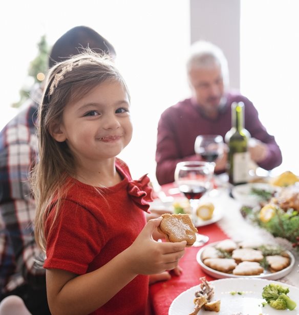 Χριστουγεννιάτικο τραπέζι: Πώς να το οργανώσεις όταν έχεις μικρά παιδιά;