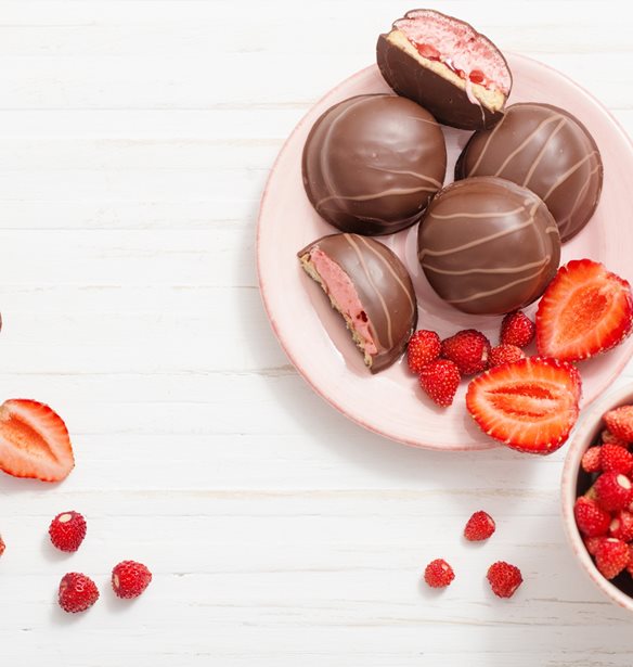 Με 5 υλικά έχεις γλυκό: Πανεύκολα σοκολατάκια με φράουλα