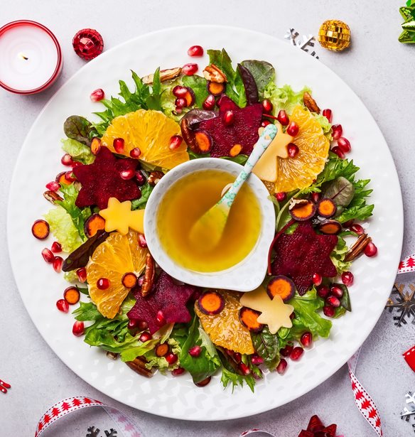 Χριστουγεννιάτικη σαλάτα με ρόδι και ξηρούς καρπούς