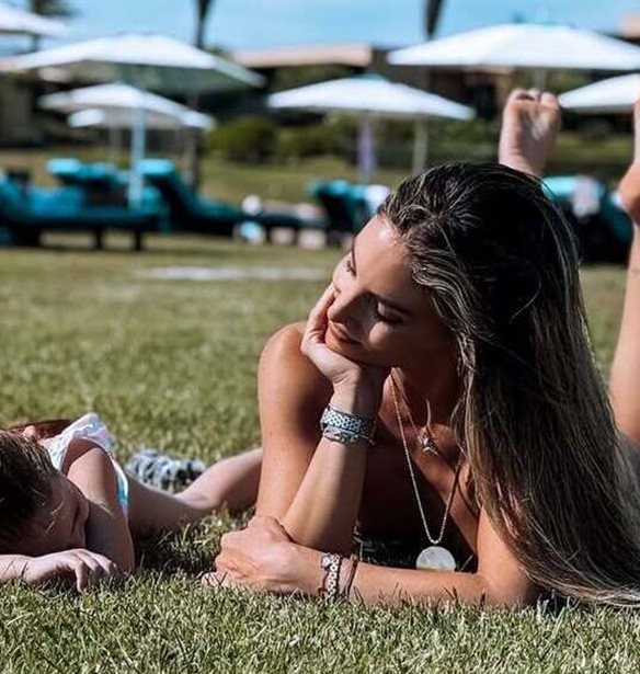 H Σιέννα Μιχαλοπούλου τραγουδά στην Αθηνά Οικονομάκου αυτό που κάθε μαμά θα ήθελε να ακούσει