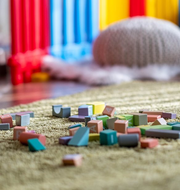 Πώς μπορείς να μαζέψεις τα τουβλάκια των παιδιών στο λεπτό με μια κάλτσα;