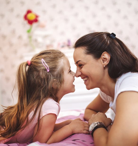 Οι "micro στιγμές" που βοηθούν τους γονείς να συνδεθούν με τα παιδιά τους