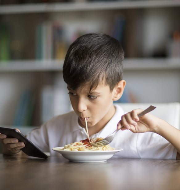 Γιατί είναι προβληματικό να τρώει το παιδί μόνο του μπροστά στην οθόνη;
