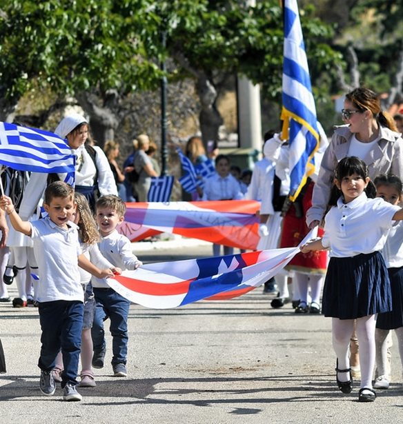 Ψυχοπαιδαγωγός: "Ήρθε η ώρα να πούμε όχι στις εθνικές επετείους στον παιδικό σταθμό και στο νηπιαγωγείο"
