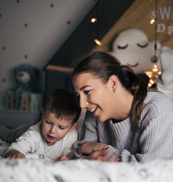 Σύνδεση πριν τον ύπνο: Φράσεις και τεχνικές που ηρεμούν και καθησυχάζουν τα παιδιά