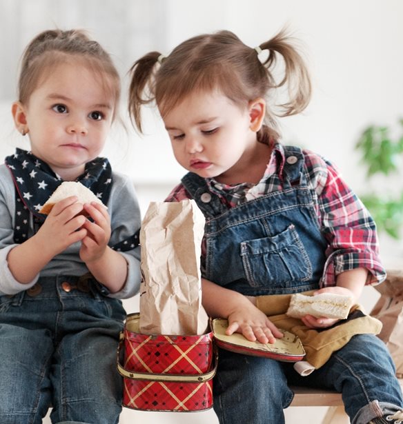 Σε ποια ηλικία -και γιατί -τα παιδιά σταματούν να μοιράζονται τα πράγματά τους;
