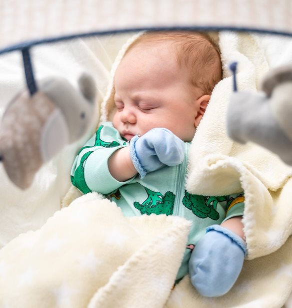 Το κόλπο που χρησιμοποιούν οι γονείς για να κοιμούνται τα μωρά πιο εύκολα – Τι δείχνει έρευνα του 2025