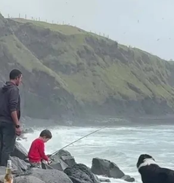 "Είμαι μαμά 2 παιδιών και ζω στο πιο απομονωμένο νησί του κόσμου": Ψαρεύουμε και κυνηγάμε για φαγητό