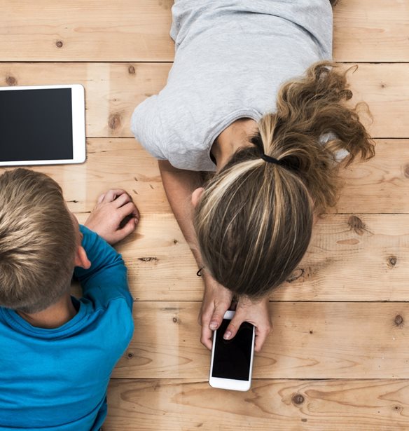 Γονείς: Πρέπει να "παρακολουθούμε" τα κινητά και τα tablet των έφηβων παιδιών μας;