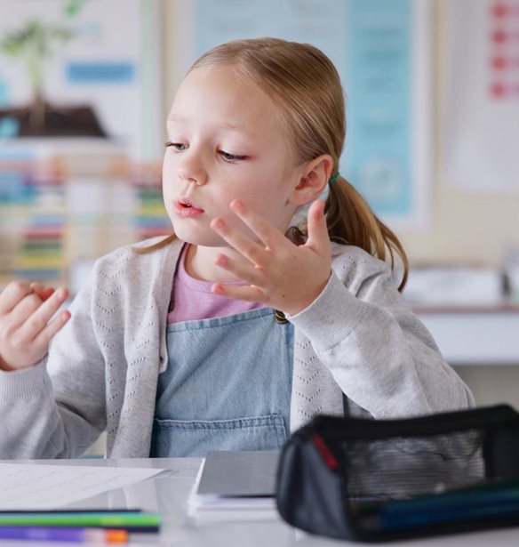 Τα δάχτυλα ως εργαλείο μάθησης: Τι δείχνει νέα έρευνα για τα μαθηματικά