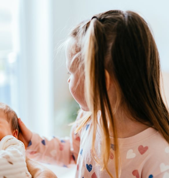 Πώς τα μεγαλύτερα αδέλφια βοηθούν την ανάπτυξη λόγου των μωρών