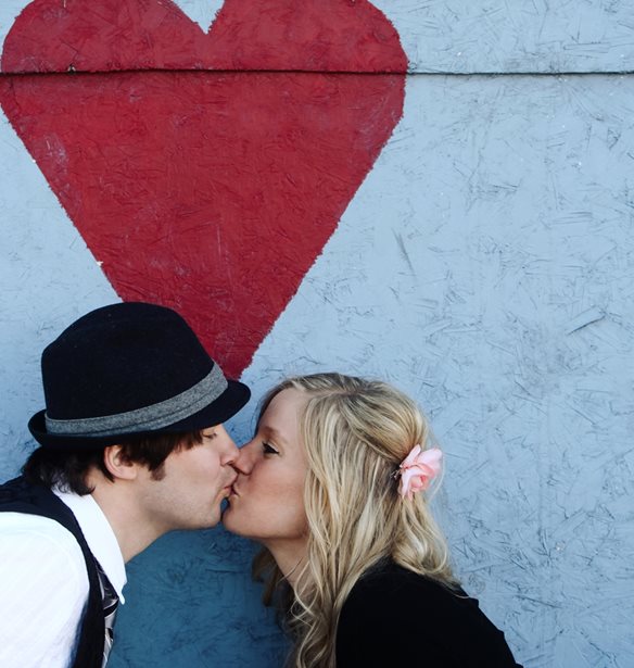 Γιατί φιλιόμαστε; Η απάντηση κρύβεται σε μια ιστορία 20 εκατομμυρίων ετών