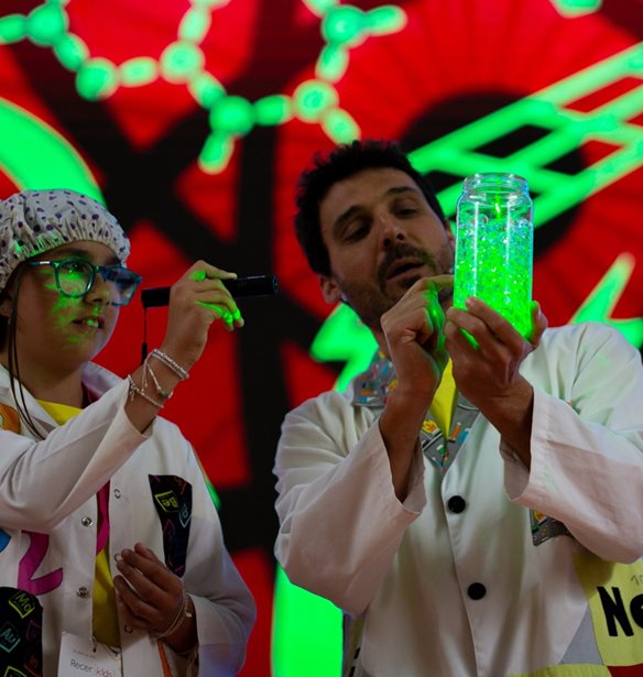 Big Van Ciencia: Οι επιστήμονες-κλόουν που έκαναν τις ερωτήσεις των παιδιών μια βραβευμένη, βιωματική παράσταση