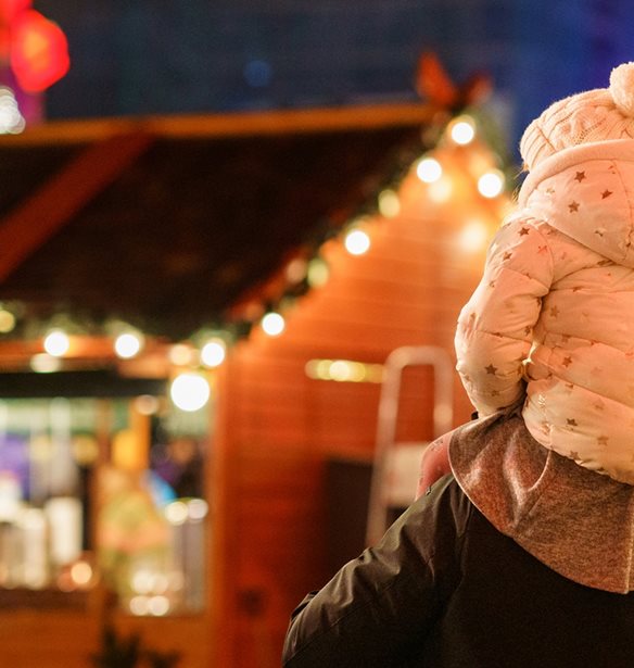 Το Χριστουγεννιάτικο Σπιτάκι του Συλλόγου "Εθελοντούμε" στο Πεδίον του Άρεως γεμίζει χρώματα, μουσικές και χαμόγελα