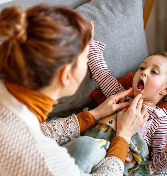 "Μαμά, πονάει ο λαιμός μου" - Οι σωστές κινήσεις από το πρώτο σύμπτωμα