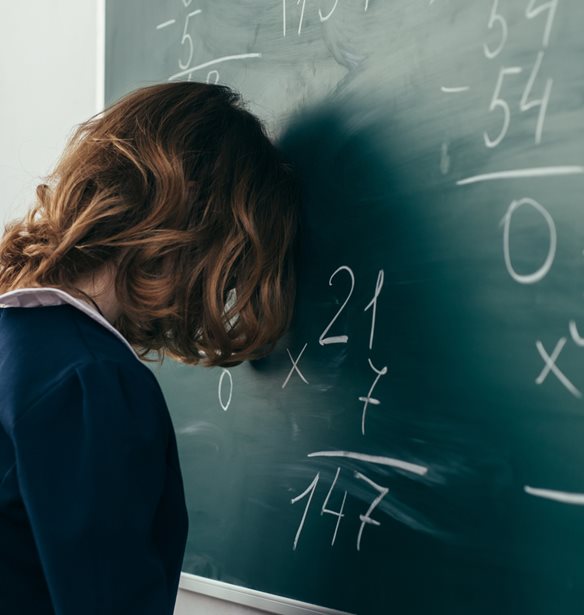 Πλήξη, κόπωση ή άγχος; Γιατί το παιδί δεν συγκεντρώνεται στο μάθημα και πώς να το βοηθήσεις