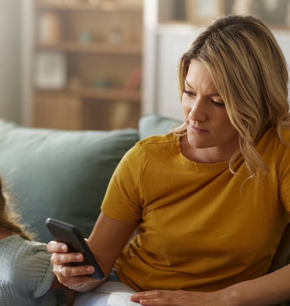 Πότε τα chat group γονιών ξεφεύγουν από τον ρόλο τους;