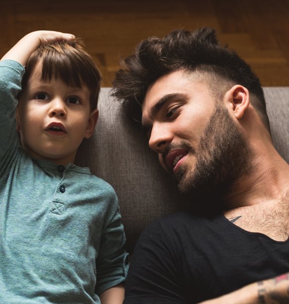 Ένας μπαμπάς μαθαίνει στον γιο του πώς να διαχειρίζεται τον θυμό του: To βίντεο που μας συγκίνησε