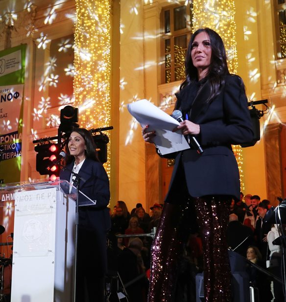 Μάριος Κωνσταντινίδης: Ο γιος της Ανθής Βούλγαρη ντυμένος Άγιος Βασίλης στην αγκαλιά του μπαμπά του