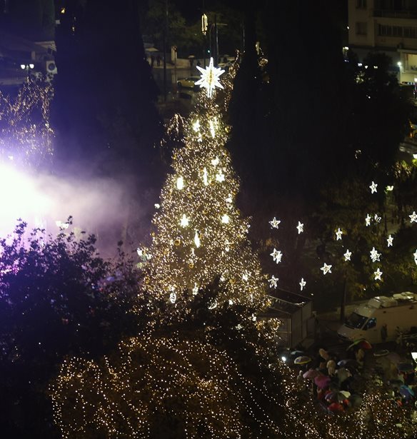 Η Αθήνα φόρεσε τα γιορτινά της- Η φωταγώγηση του Χριστουγεννιάτικου δέντρου στο Σύνταγμα