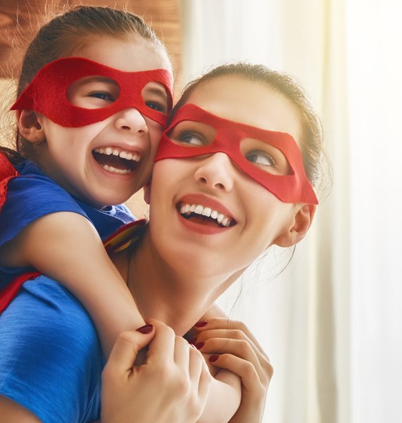 Γονείς υπερήρωες: 3 συνήθειες που δεν επιτρέπουν στα παιδιά να ωριμάσουν