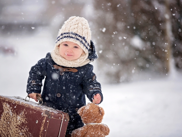 Ταξίδι με μωρό τα Χριστούγεννα: Ο απόλυτος οδηγός επιβίωσης για γονείς