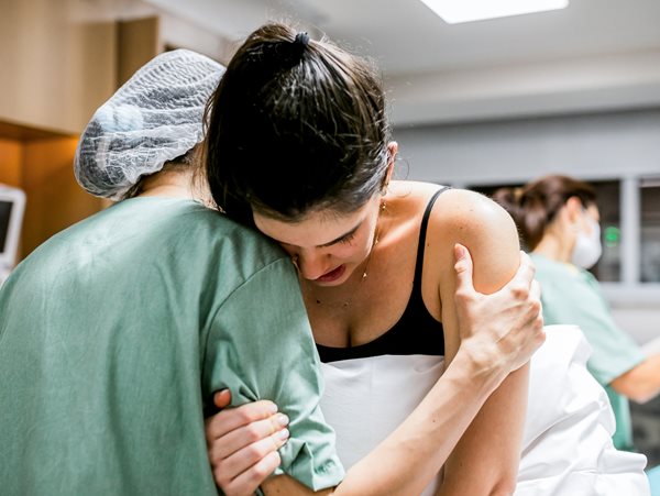 Γιατί στην Ελλάδα δεν θέλουν τα μαιοκεντρικά μοντέλα φροντίδας;