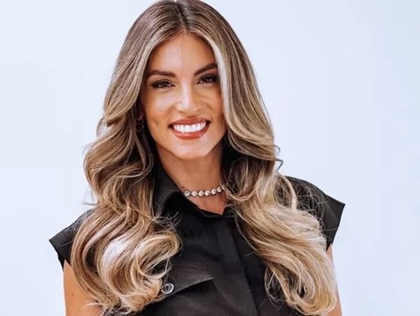 Στο γιορτινό σαλόνι της Αθηνάς Οικονομάκου: Η Σιέννα Μιχοπούλου στολίζει το χριστουγεννιάτικο δέντρο