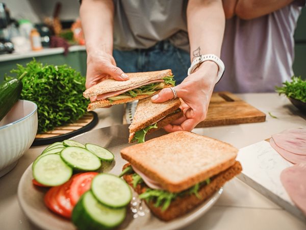 Ξέχνα το τοστ γαλοπούλα-τυρί: 4 υγιεινές και γρήγορες ιδέες που αλλάζουν το κλασικό σνακ το 2026
