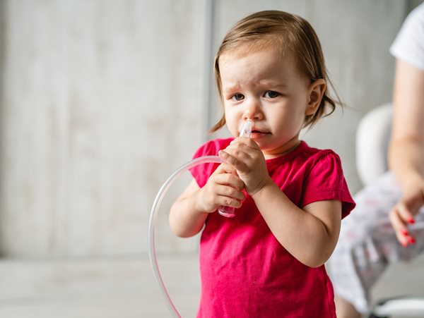 Μύξες, τραγουδάκια και λίγο χιούμορ: Όσα πρέπει να κάνεις (και όσα δεν πρέπει) όταν το παιδί έχει μπουκωμένη μύτη