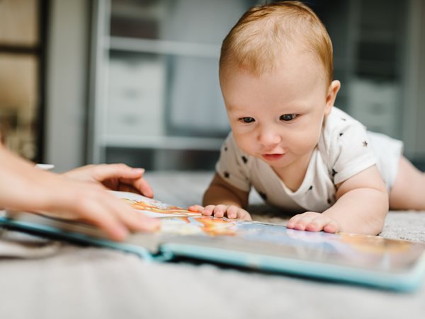 Τι συμβαίνει στο μυαλό του μωρού σου όταν του διαβάζεις