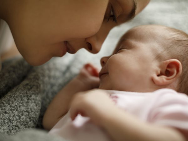 Η τελειομανία της νέας μαμάς: Πώς επηρεάζει την ψυχική υγεία