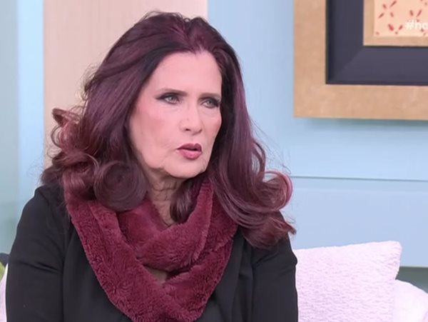 Πωλίνα: "Πρώτη λυκείου έκοψα των ομφάλιο λώρο. Δεν μου άρεσε η εικόνα μου"