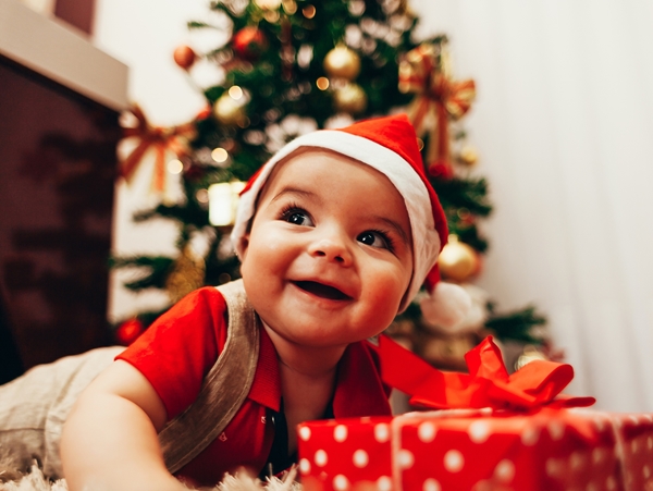 Χριστουγεννιάτικα δώρα με άποψη: 10 επιλογές για παιδιά 0–3 ετών που εγκρίνουν και οι γονείς