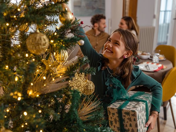 Ποια είναι η σωστή σειρά για να τοποθετήσεις τα στολίδια στο χριστουγεννιάτικο δέντρο;