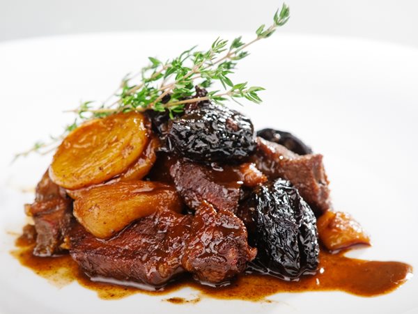 Χοιρινό με κυδώνια για το πρωτοχρονιάτικο τραπέζι: Η απόλυτη συνταγή