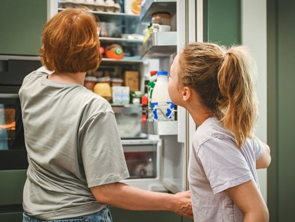 Μήπως τοποθετείς λάθος τα τρόφιμα στο ψυγείο; H κακή συνήθεια που σπαταλάει χώρο και χρήμα