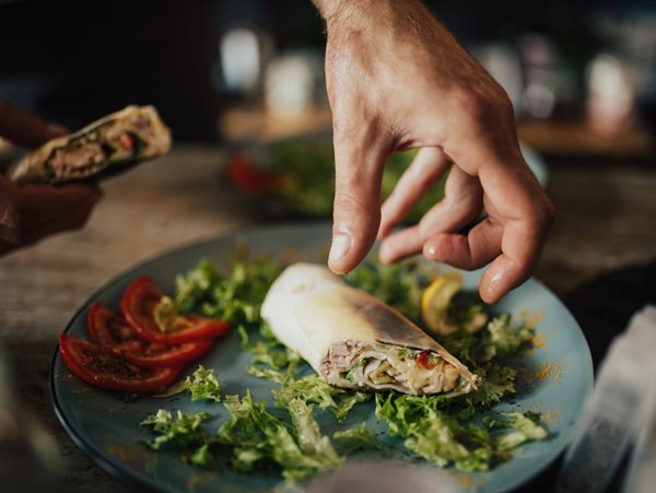 Αυτό το wrap με κοτόπουλο είναι έτοιμο σε 10' και το πιο λαχταριστό βραδινό στιγμής που μπορείς να φτιάξεις