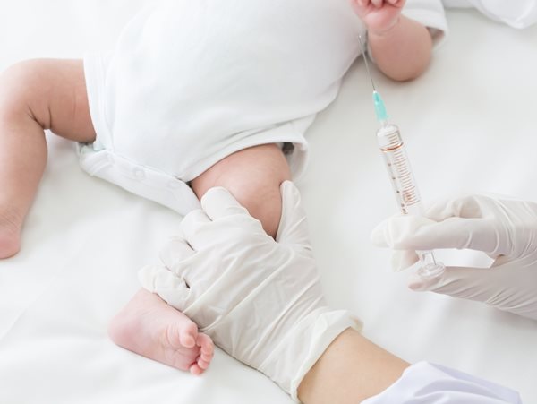 Βιταμίνη Κ: Γιατί ολοένα και περισσότεροι οι γονείς την αρνούνται στα νεογέννητα μωρά τους; Τι λένε οι γιατροί